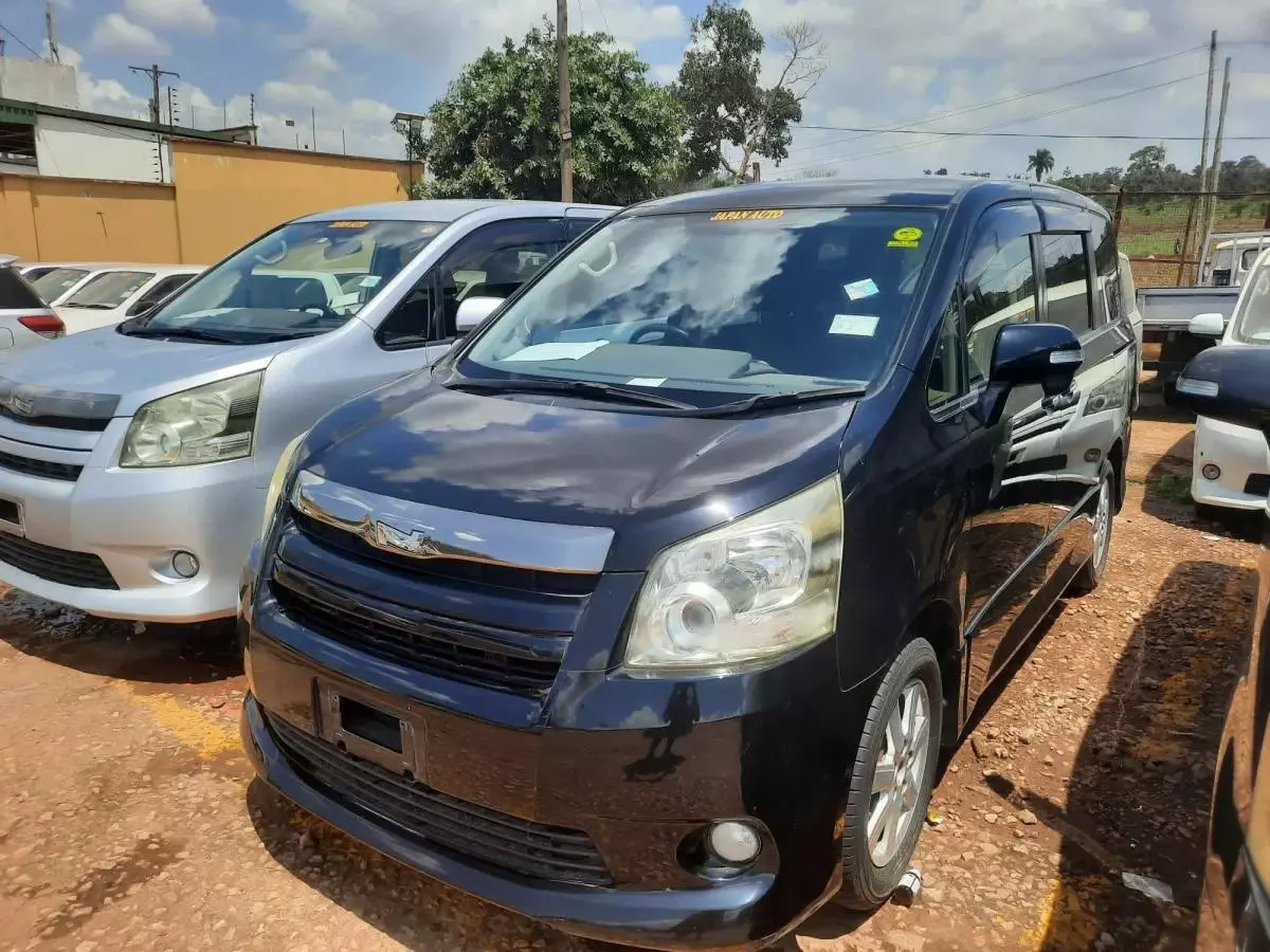 Toyota Noah   - 2009