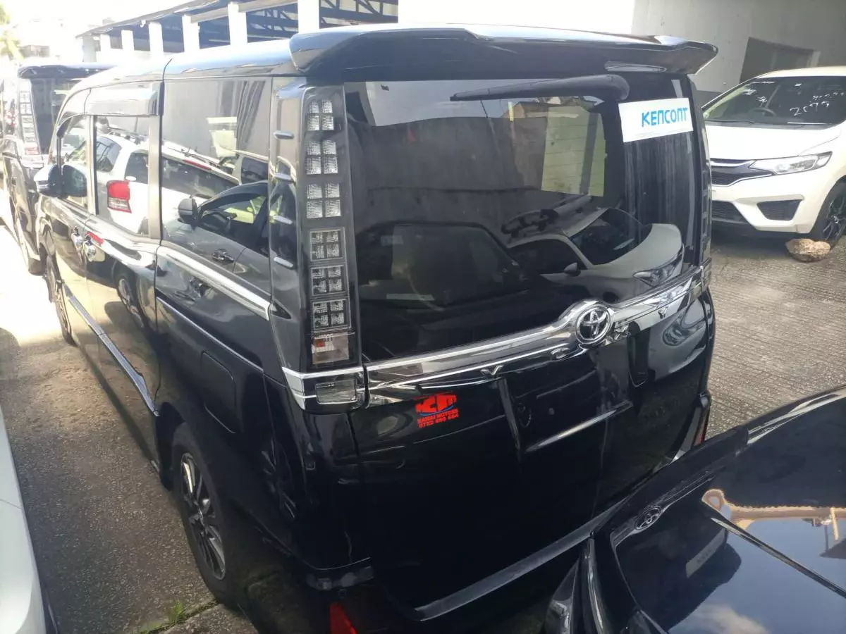 Toyota Voxy  - 2016