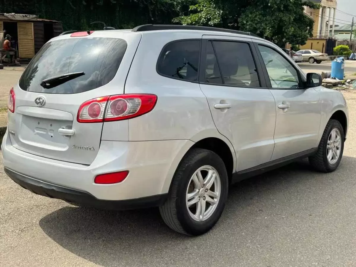 Hyundai Santa Fe   - 2010