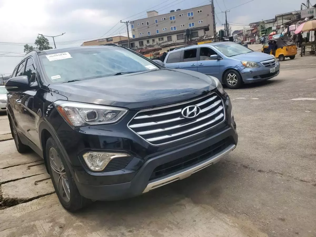 Hyundai Santa Fe   - 2015