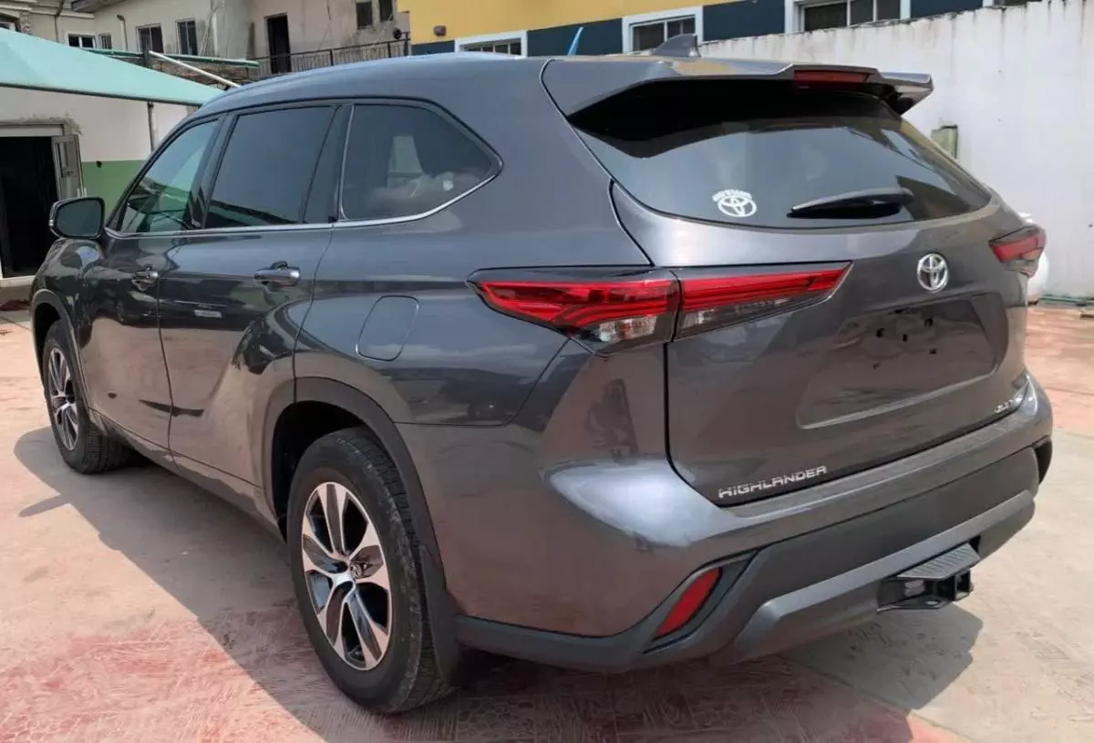 Toyota Highlander   - 2021