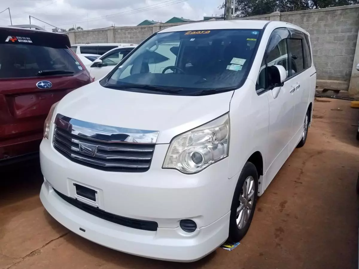 Toyota Noah   - 2011