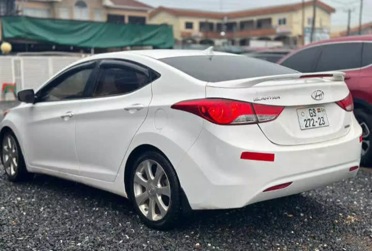 Hyundai Elantra   - 2013