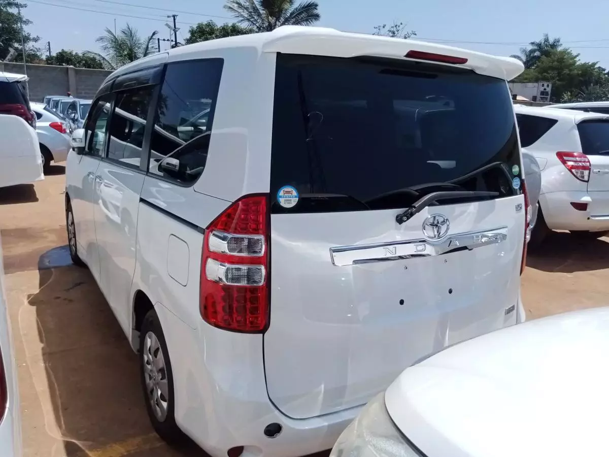 Toyota Noah   - 2011