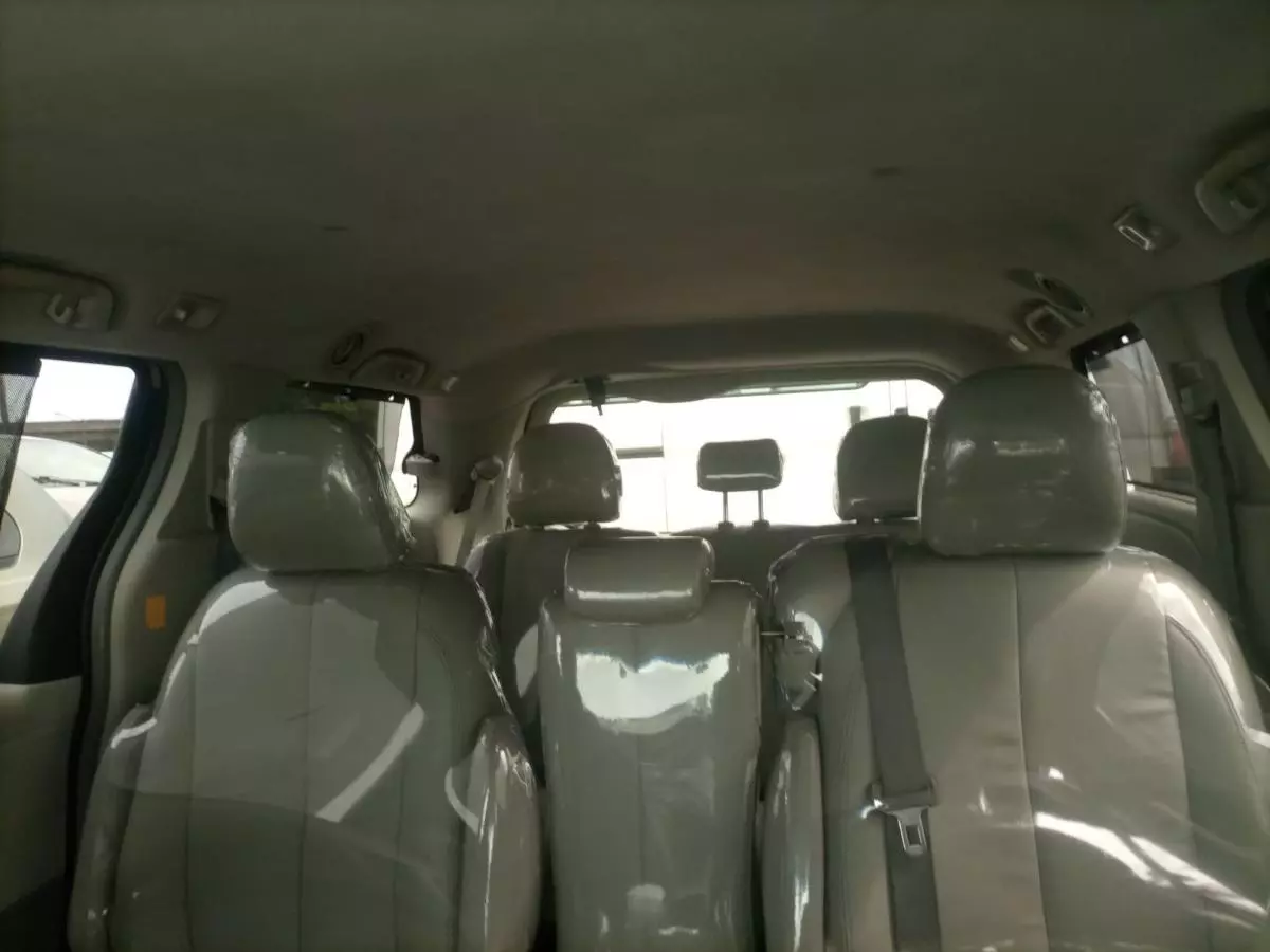 Toyota Sienna   - 2011