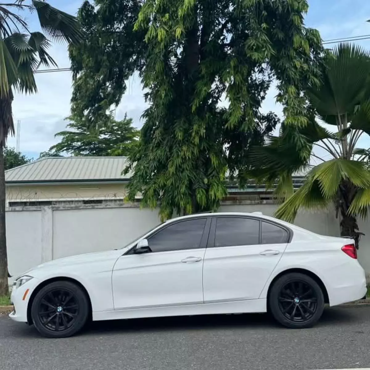 BMW 320i   - 2017