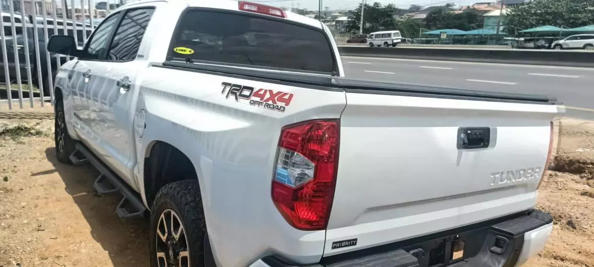 Toyota Tundra   - 2016