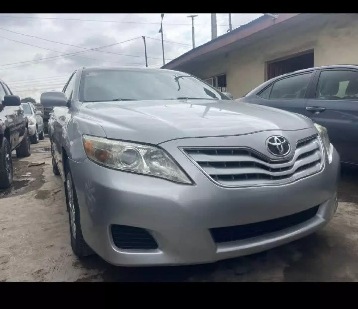 Toyota Camry   - 2011