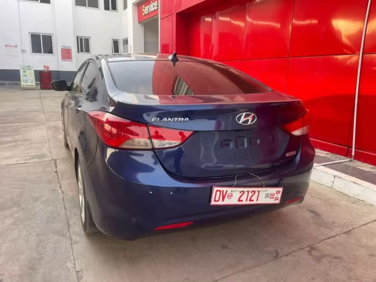 Hyundai Elantra   - 2013