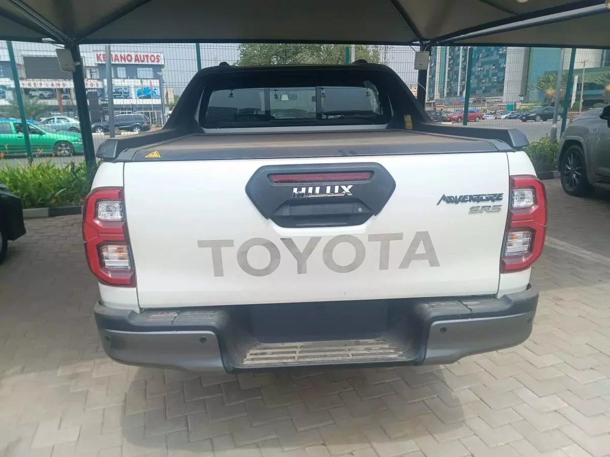 Toyota Hilux   - 2021