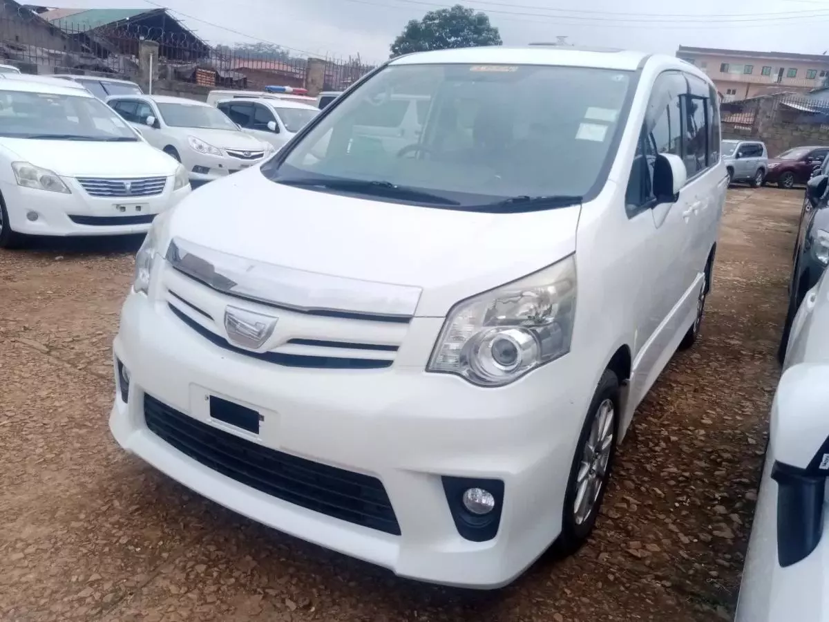 Toyota Noah   - 2010