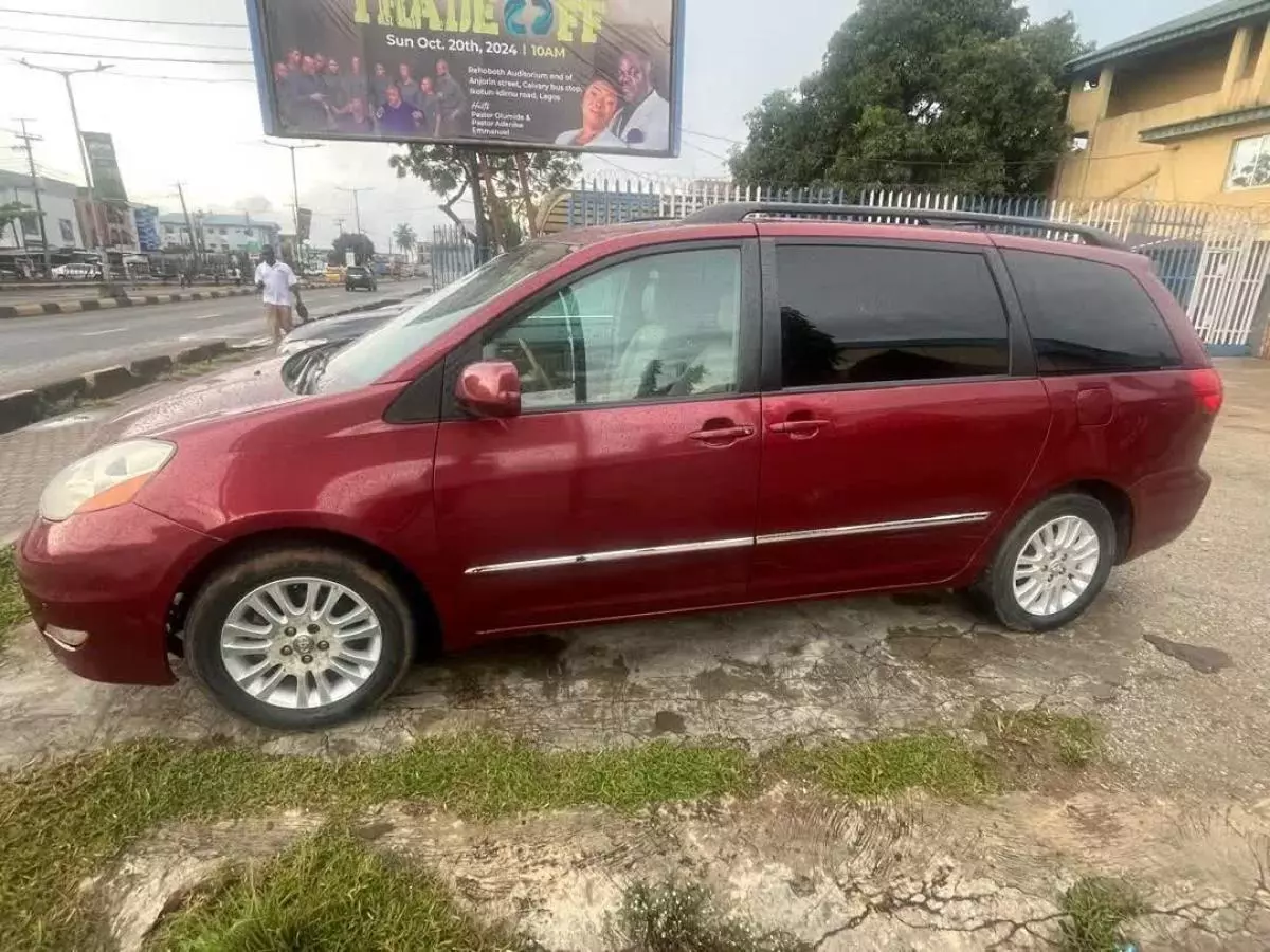 Toyota Sienna   - 2009