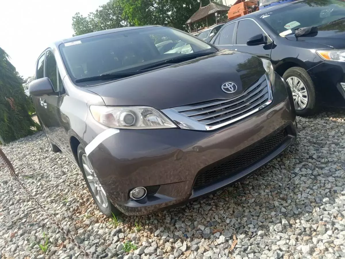 Toyota Sienna   - 2011