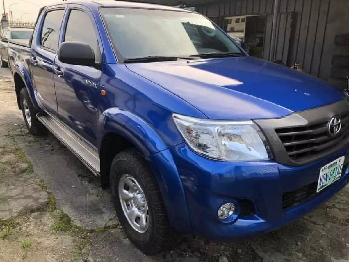 Toyota Hilux   - 2012