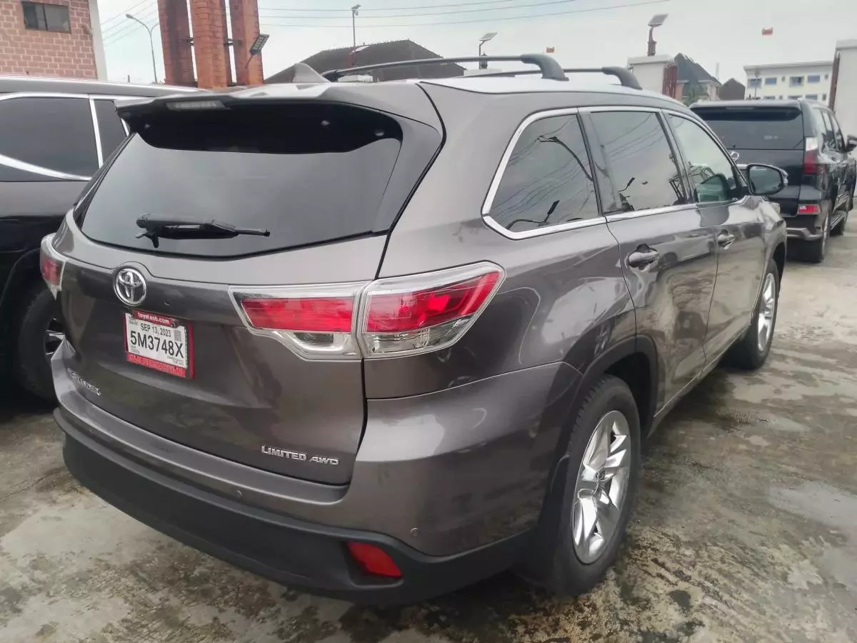 Toyota Highlander   - 2016