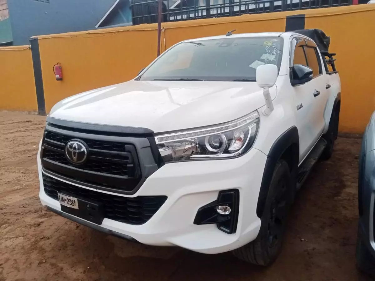 Toyota Hilux   - 2019