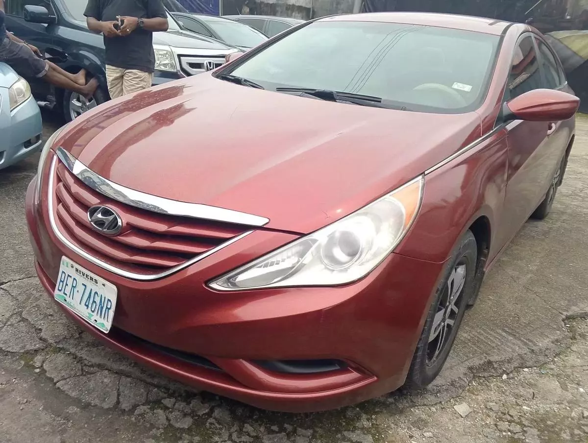 Hyundai Sonata   - 2012