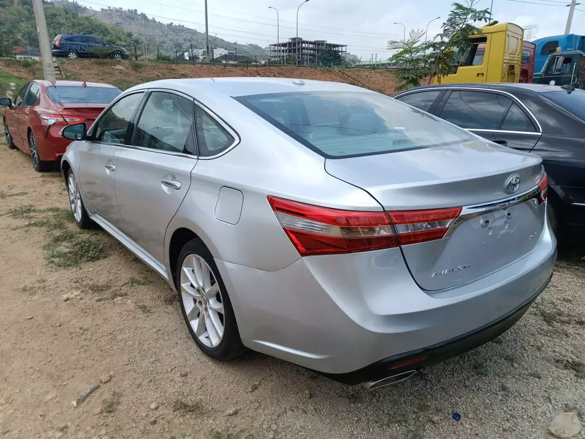 Toyota Avalon   - 2013