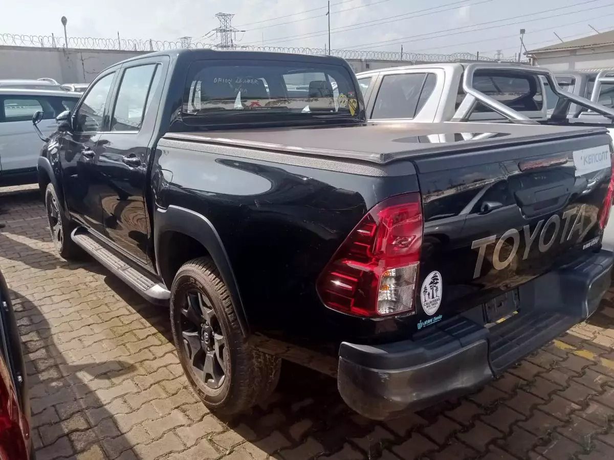 Toyota Hilux   - 2019