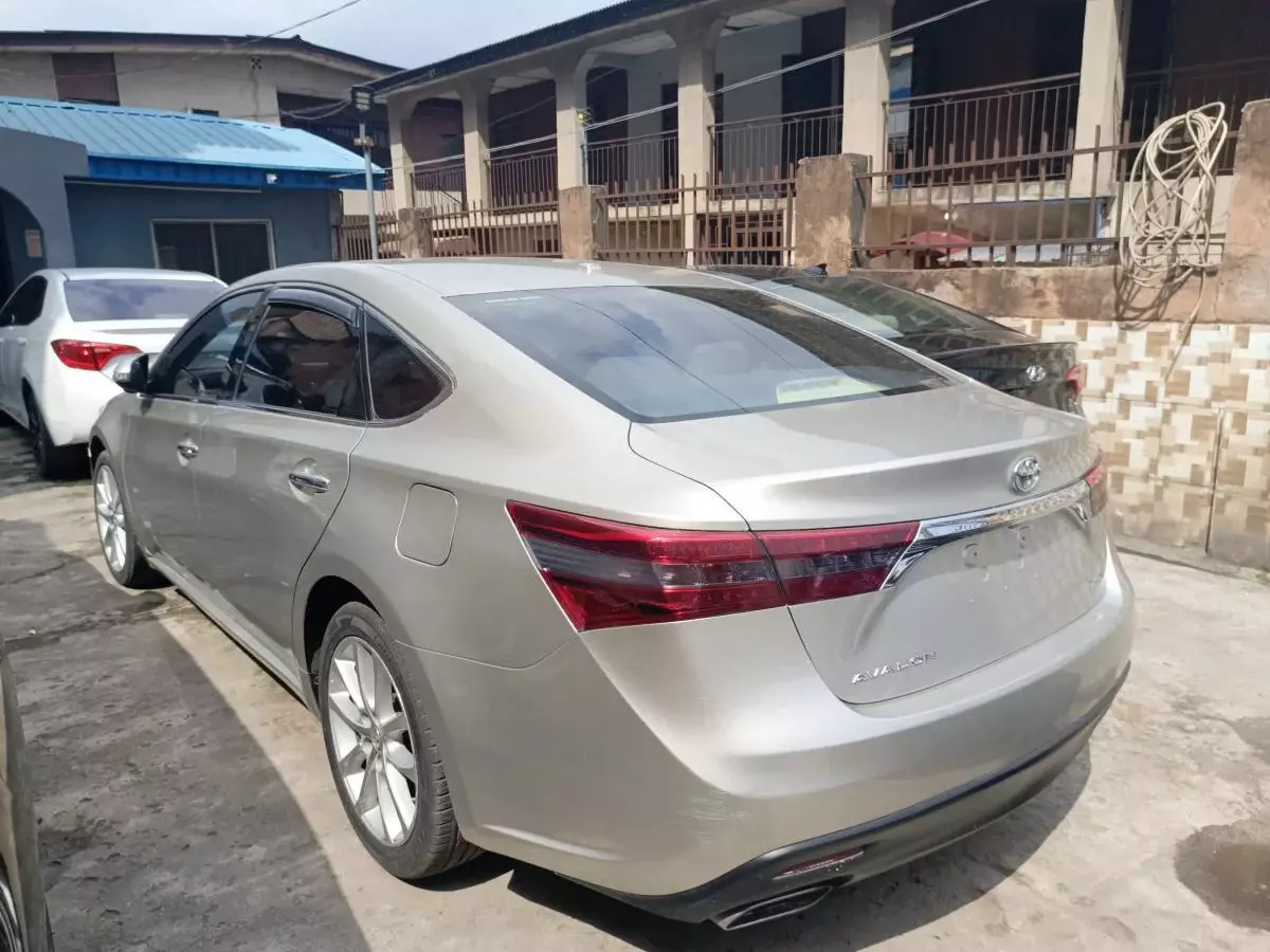 Toyota Avalon   - 2013