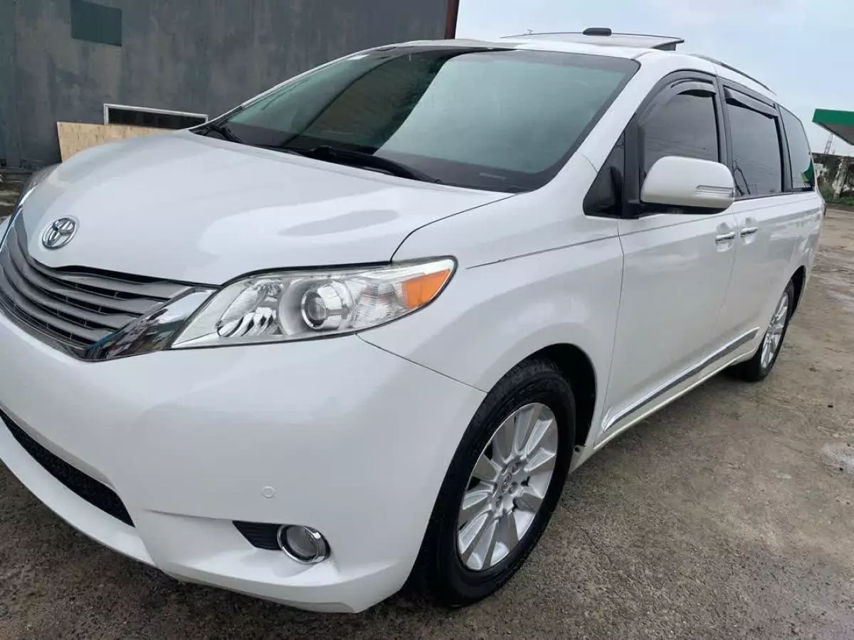 Toyota Sienna   - 2013