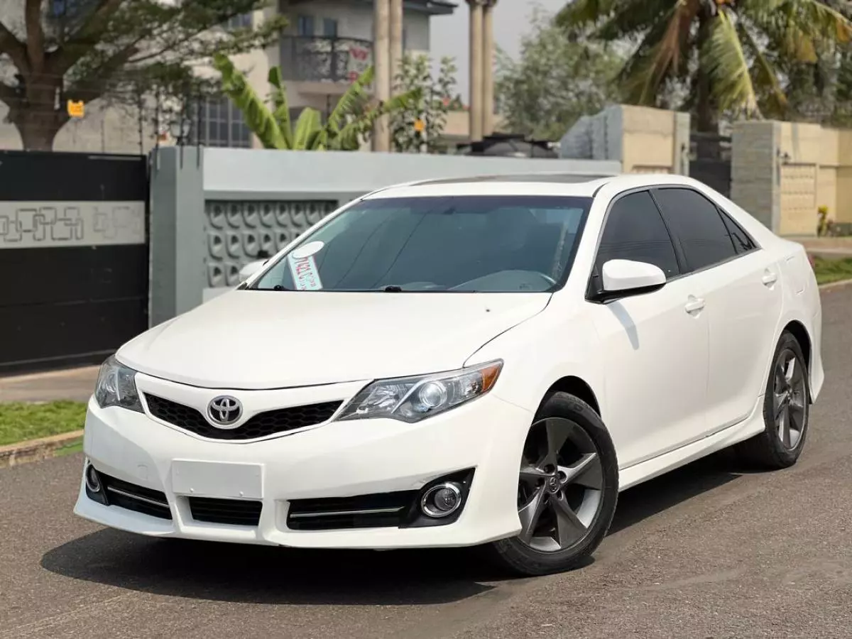 Toyota Camry   - 2014