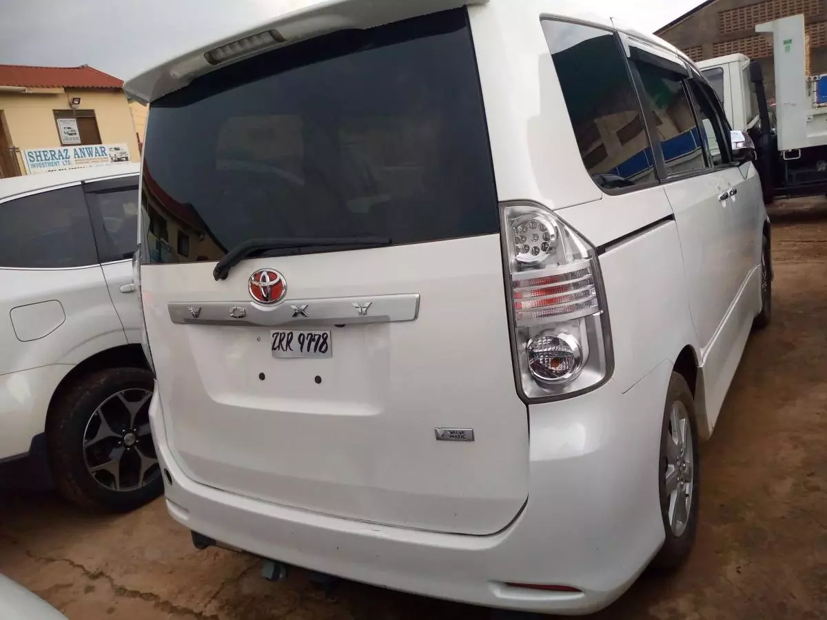 Toyota Voxy    - 2008