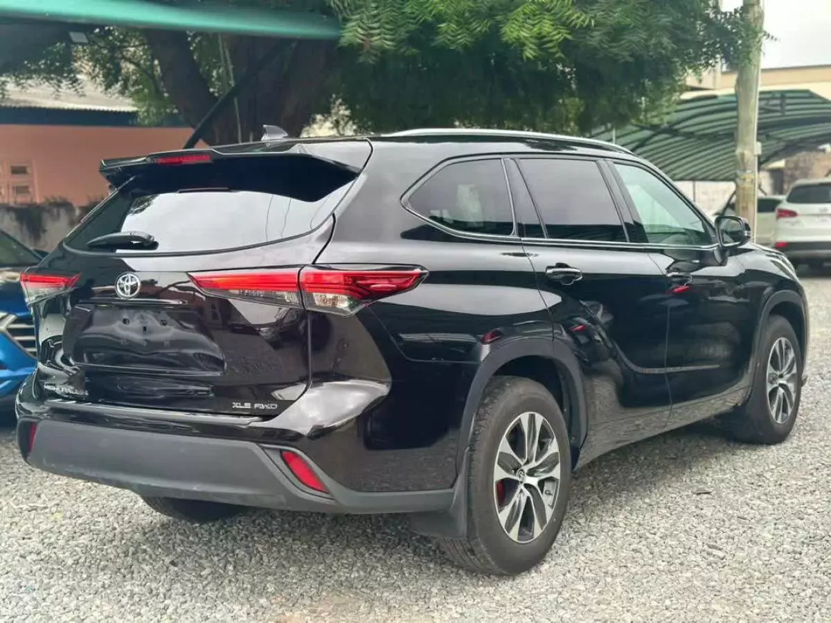 Toyota Highlander   - 2021