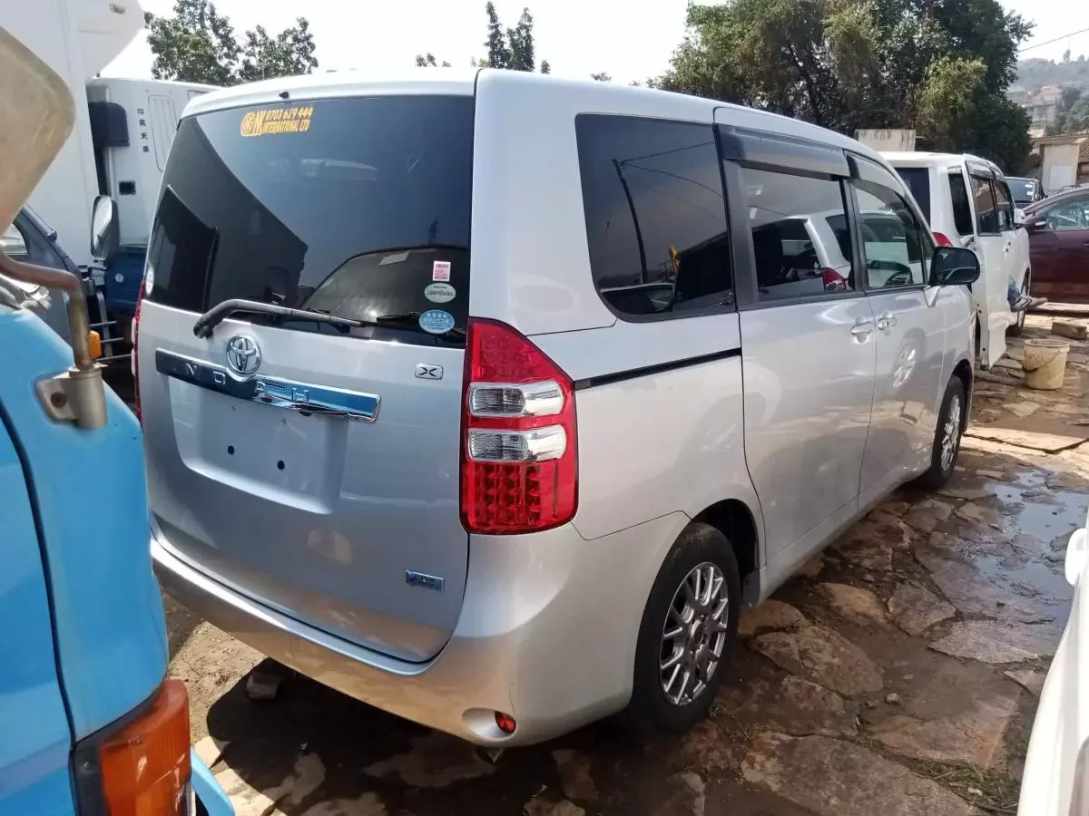 Toyota Noah   - 2009