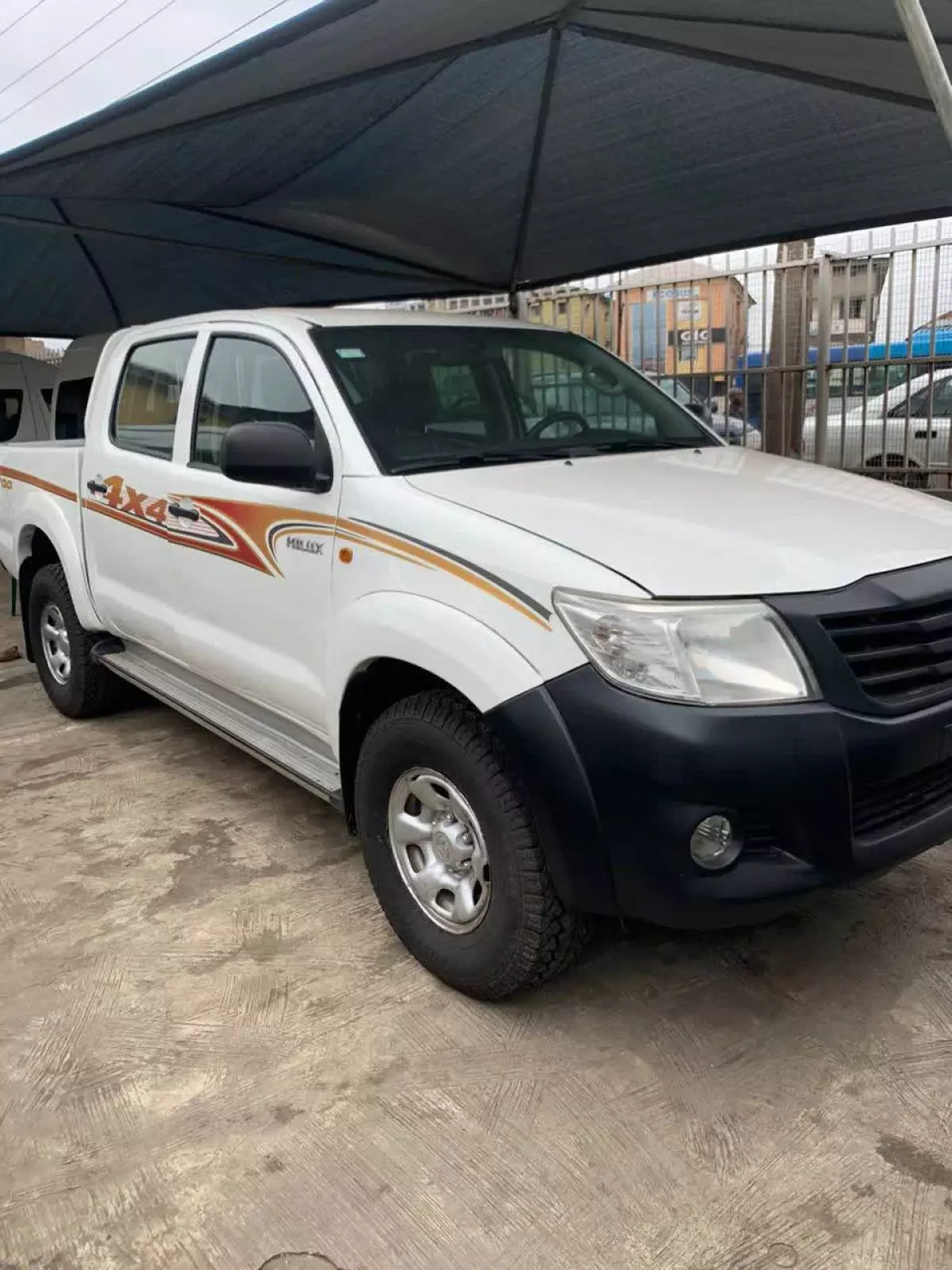 Toyota Hilux   - 2013