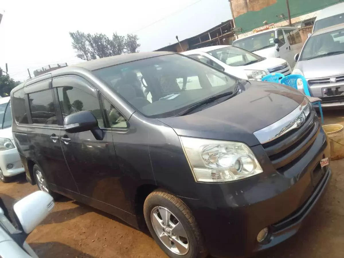 Toyota Noah   - 2008