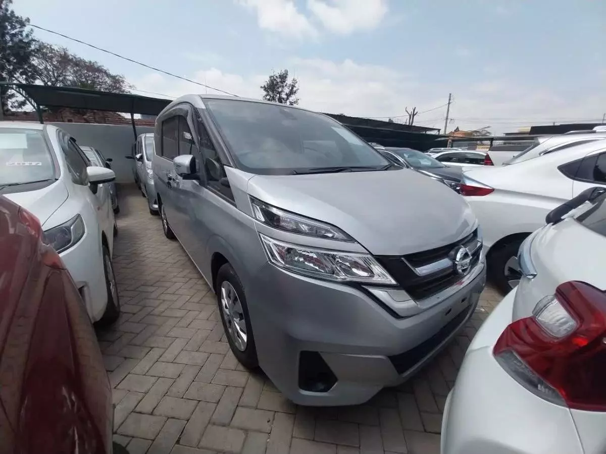 Nissan Serena   - 2017