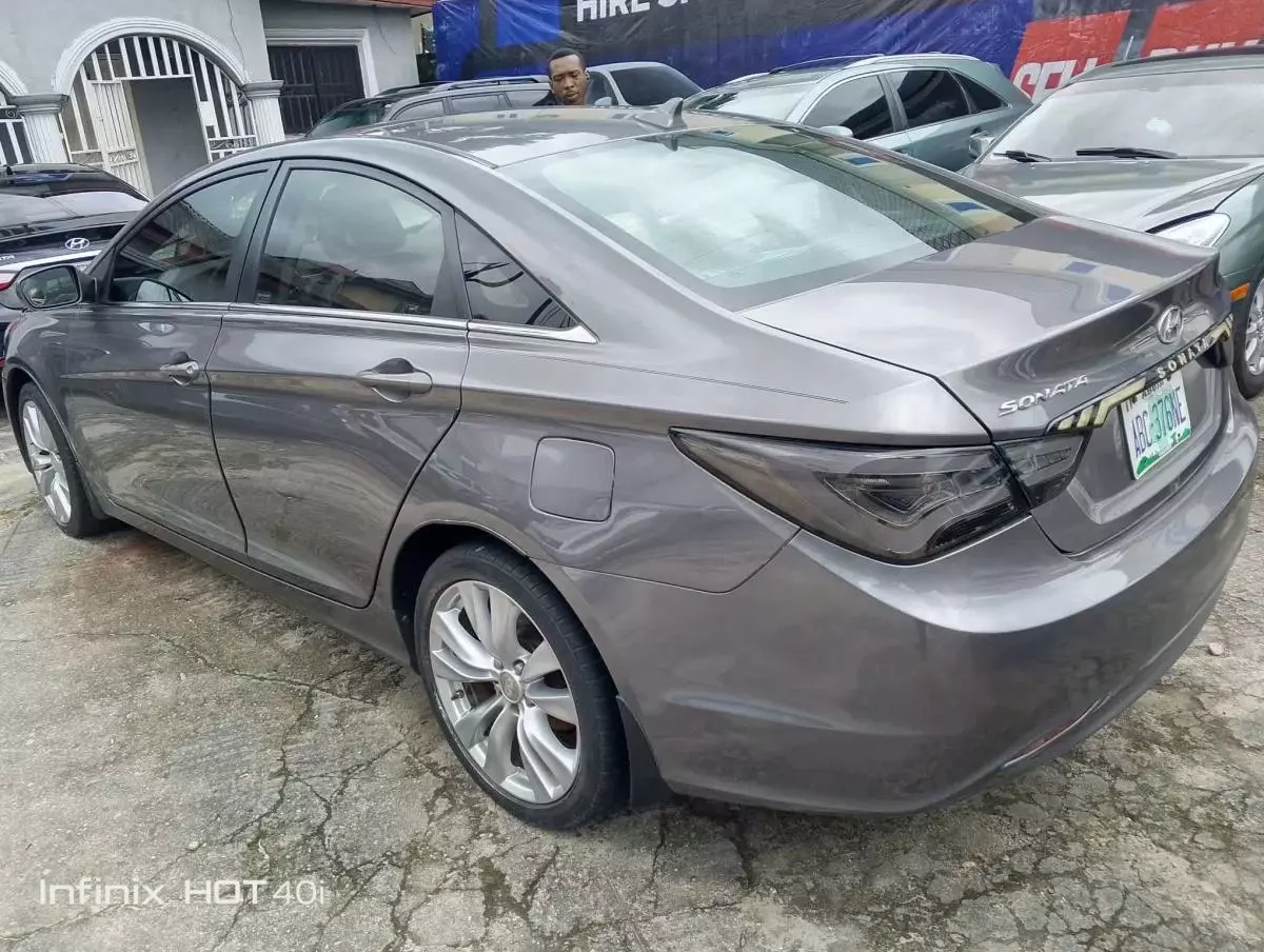 Hyundai Sonata   - 2011