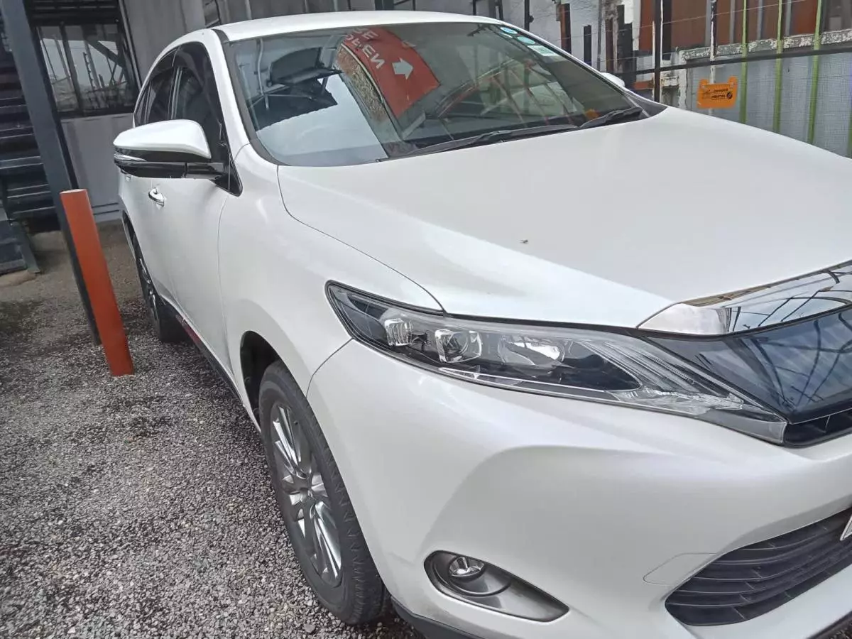 Toyota Harrier   - 2016