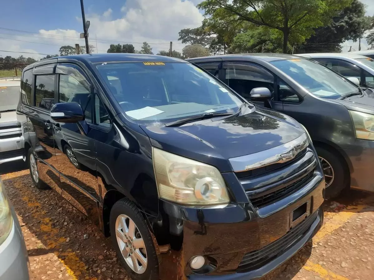 Toyota Noah   - 2009