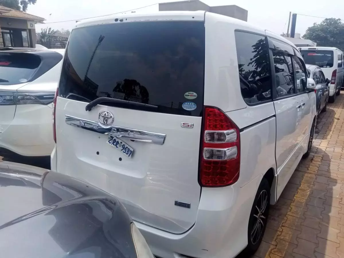 Toyota Noah   - 2011