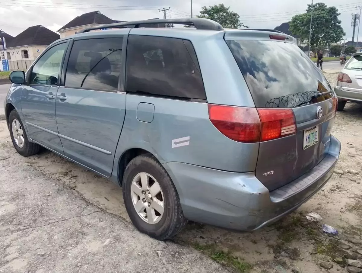 Toyota Sienna   - 2005