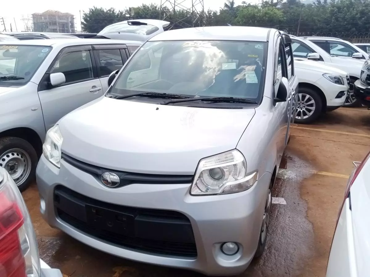 Toyota Sienta   - 2011