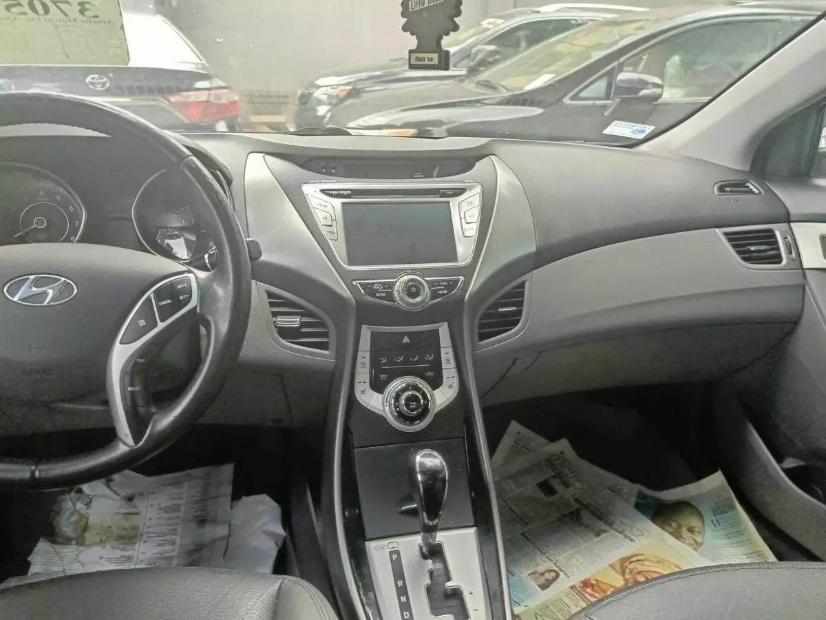 Hyundai Elantra   - 2012