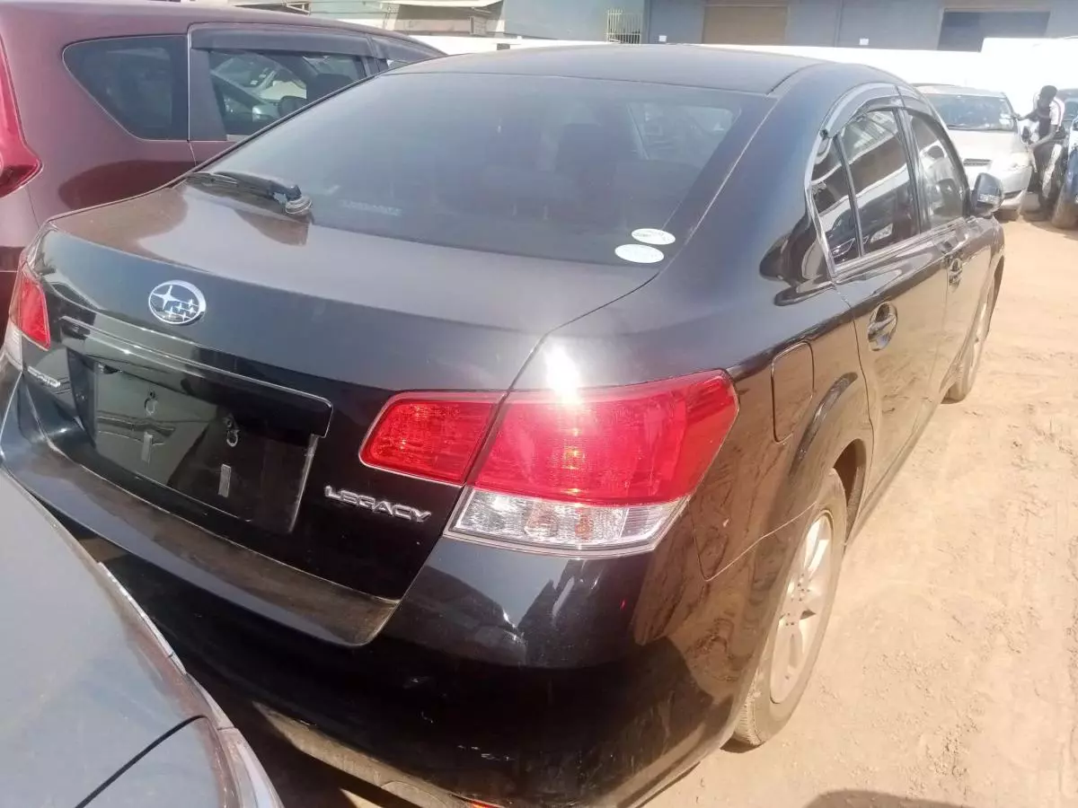 Subaru Legacy   - 2010