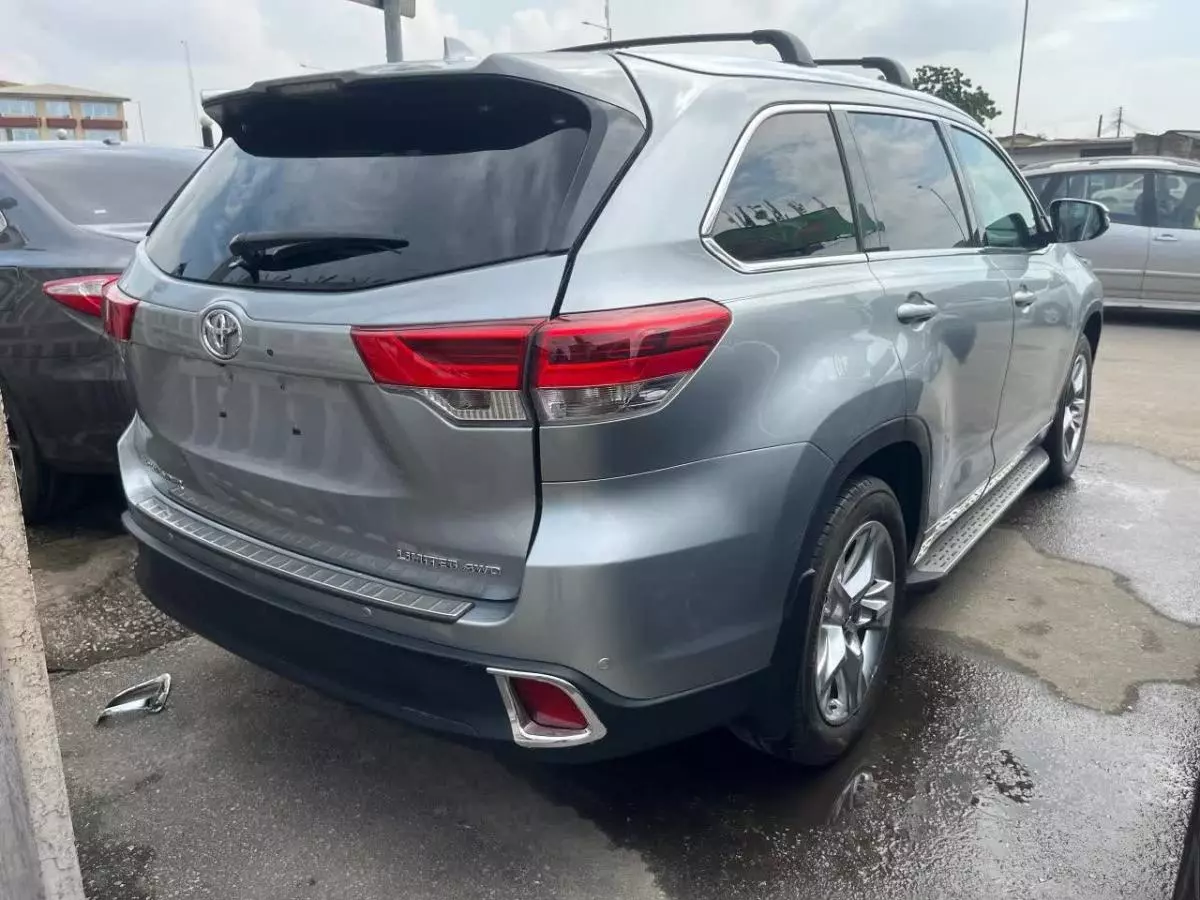 Toyota Highlander   - 2016