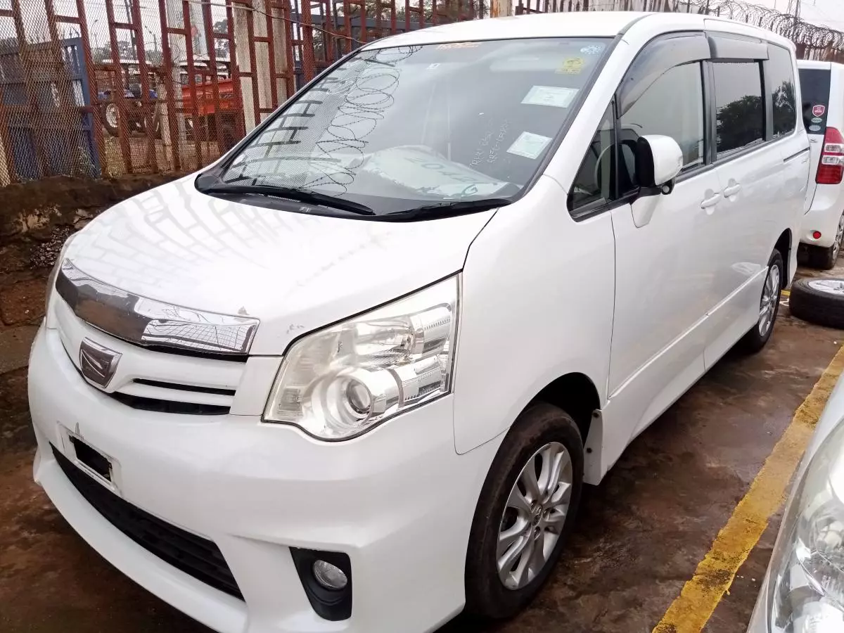 Toyota Noah   - 2011