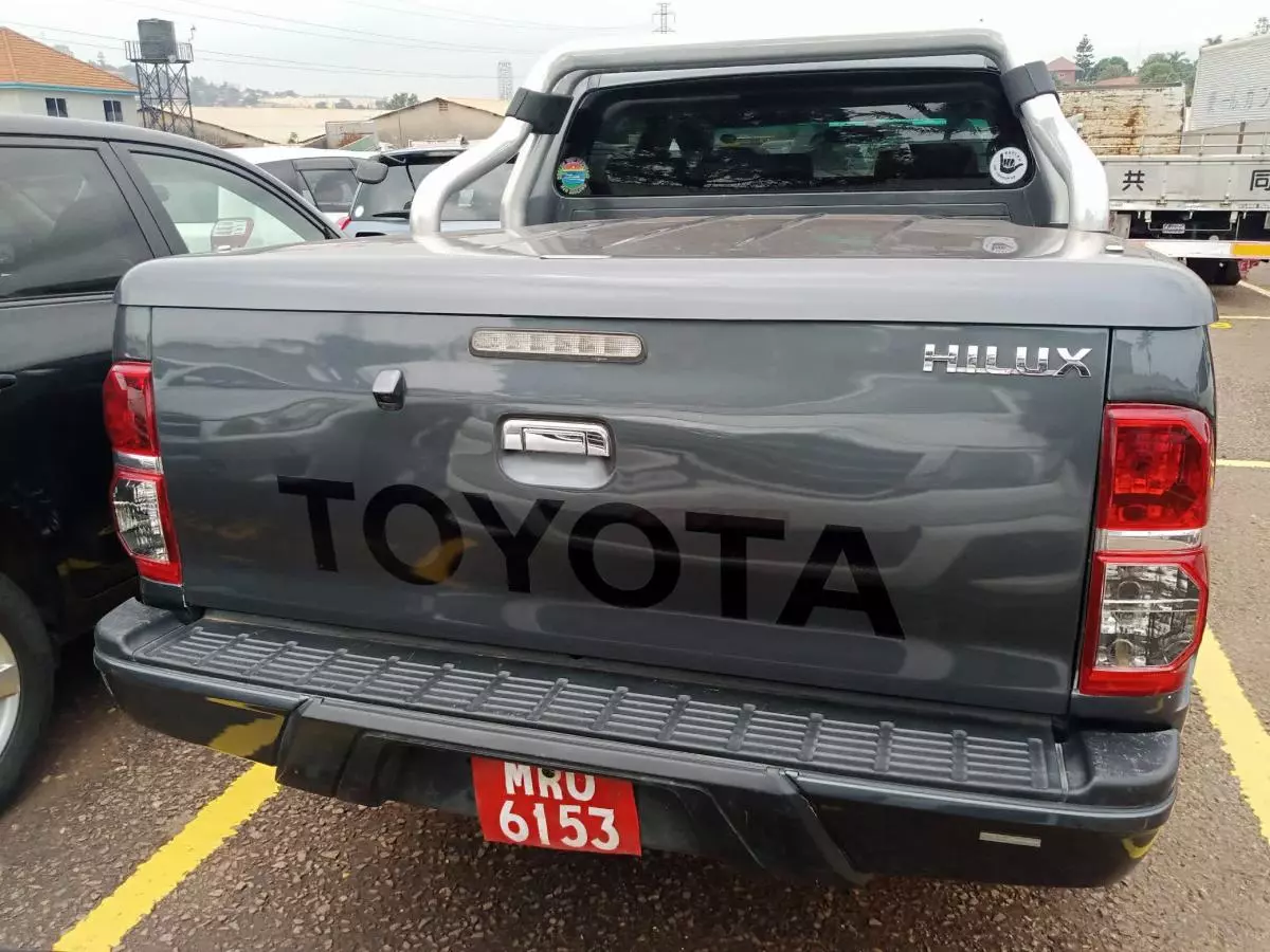 Toyota Hilux   - 2014