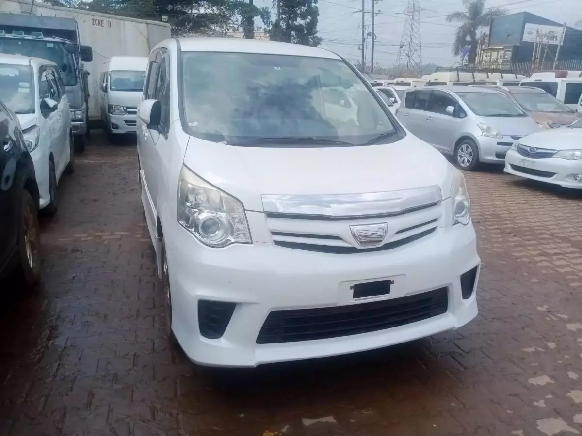 Toyota Noah   - 2012