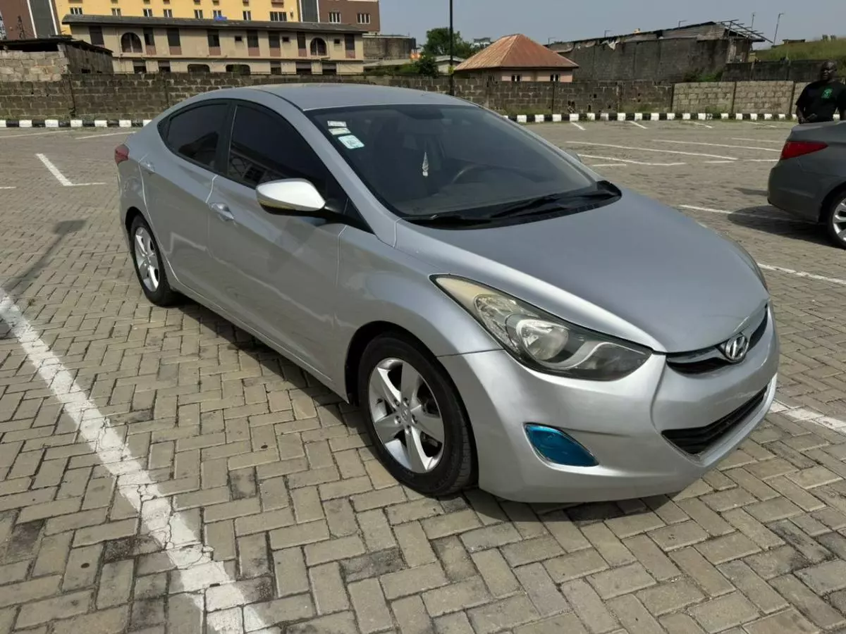 Hyundai Elantra   - 2013