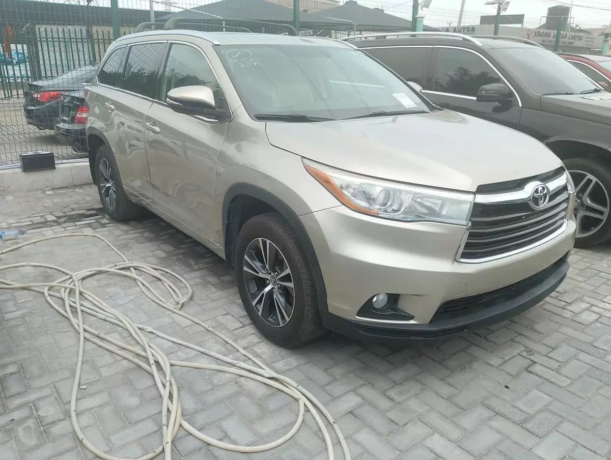 Toyota Highlander   - 2016