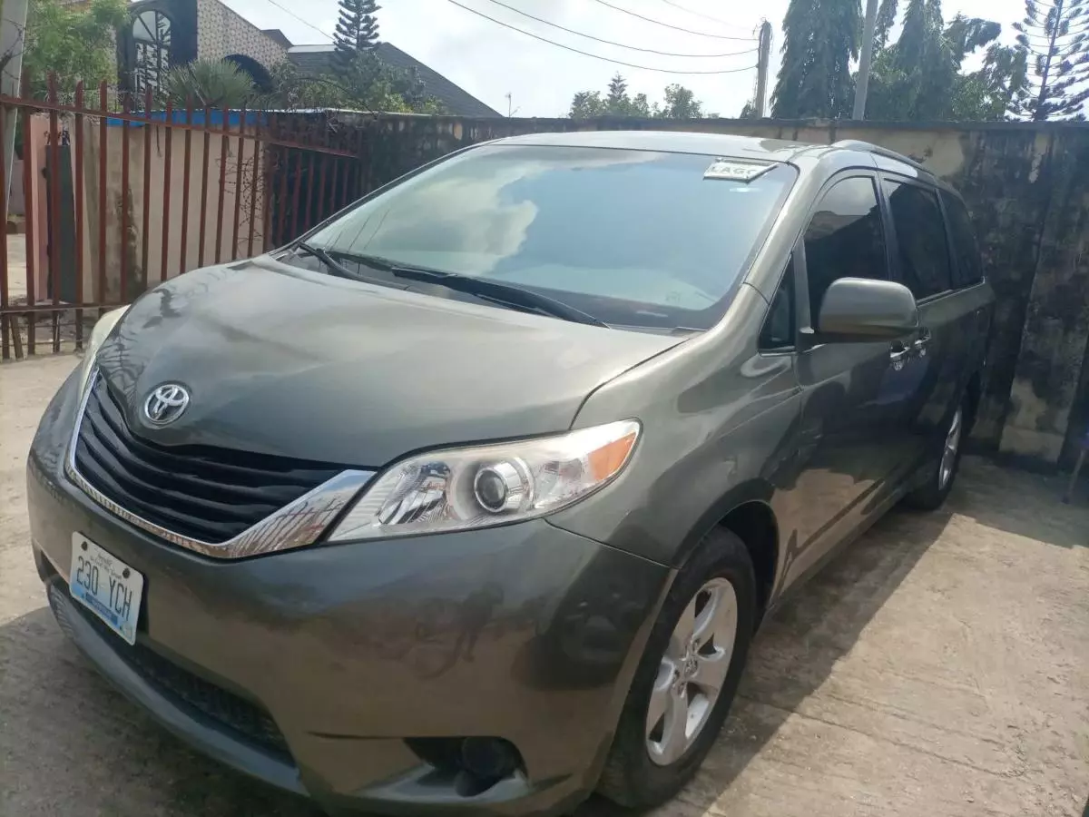 Toyota Sienna - 2011