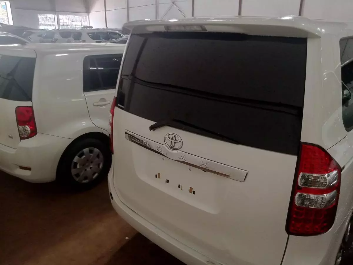 Toyota Noah   - 2009