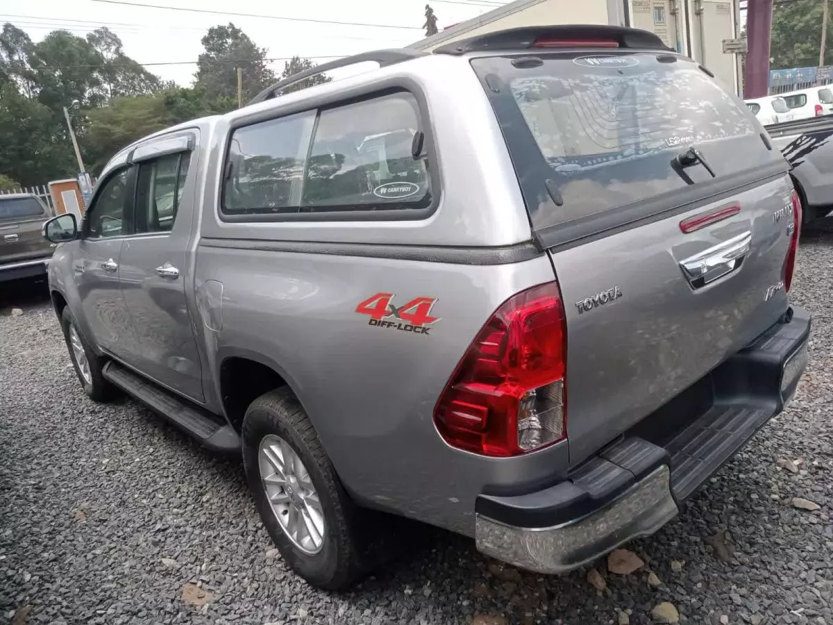 Toyota Hilux Revo    - 2015
