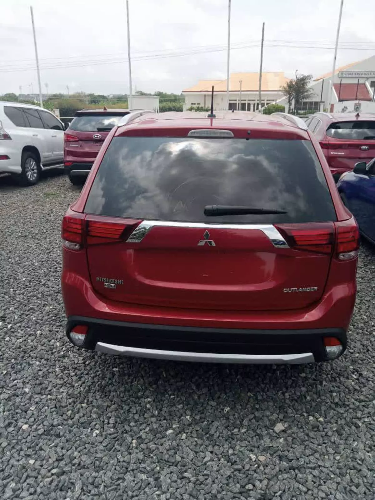 Mitsubishi OUTLANDER   - 2016